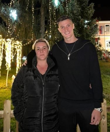 Benjamin Sesko with his mom at Lsladana